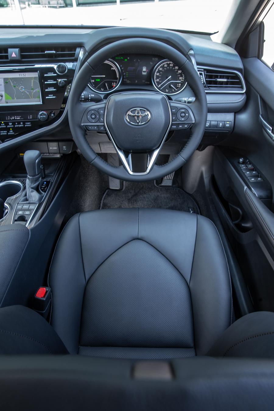 Интерьер Toyota Camry Hybrid 2019 года  (UK) (фото 4 из 40)